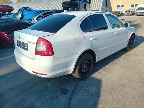 Škoda Octavia II Facelift 1.6 TDI ( CAYC ) 77kW r.2011 bílá 1026 na náhradní díly  