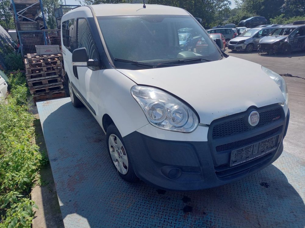 Fiat Doblo II 1.3 JTD ( 199A3000 ) 66kW r.2011 bílá na náhradní díly  