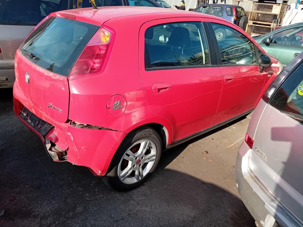 Fiat Grande Punto 1.2 ( 199A4000 ) 48kW r.2010 červená  na náhradní díly