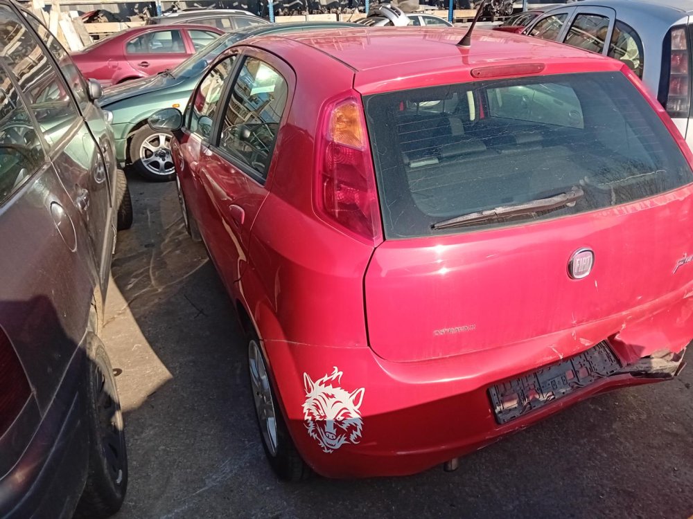 Fiat Grande Punto 1.2 ( 199A4000 ) 48kW r.2010 červená  na náhradní díly