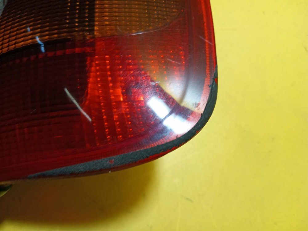 PRAVÉ ZADNÍ SVĚTLO OPEL CORSA B HATCHBACK 3.DV. KOUŘOVÉ - 10378