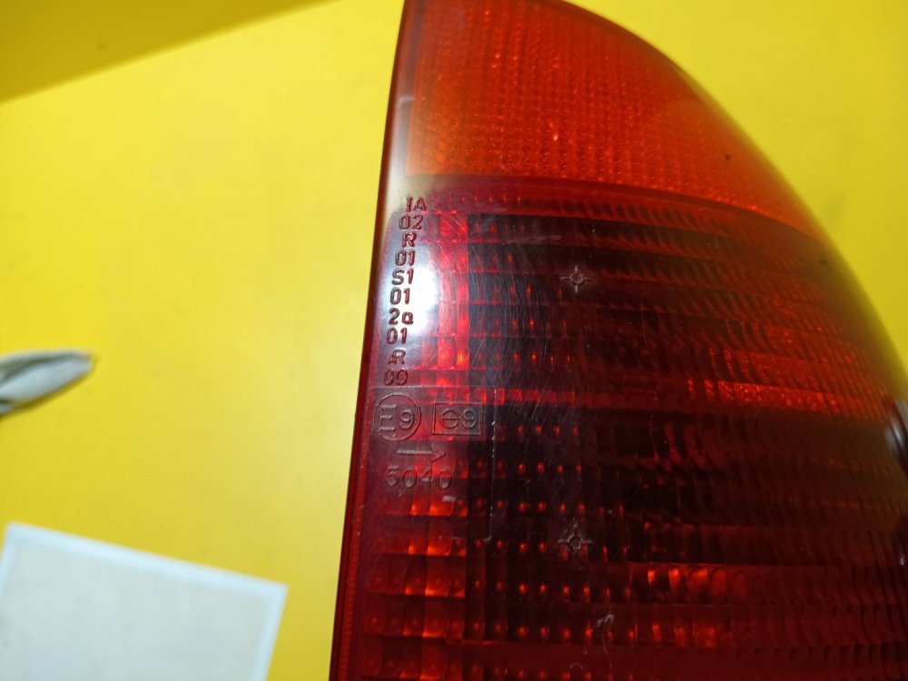 PRAVÉ ZADNÍ SVĚTLO OPEL CORSA B HATCHBACK 5.DV. KOUŘOVÉ - 10386