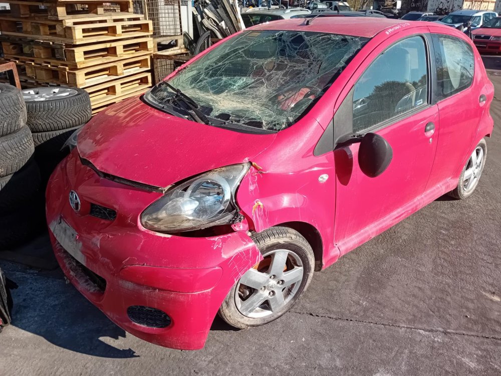 Toyota Aygo 1.0 ( 1KR - FE ) 50kW r.2011 červená na náhradní díly