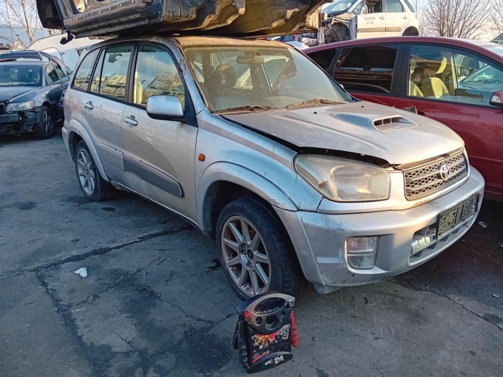 Toyota RAV4 2.0 D ( 1CD-FTV ) 85kW r.2002 stříbrná na náhradní díly